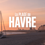 Vue panoramique de la plage du Havre avec galets, sable et front de mer