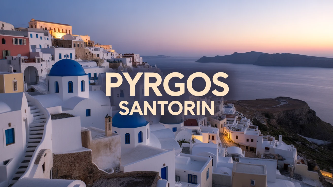 Vue panoramique du village de Pyrgos Santorin au coucher du soleil