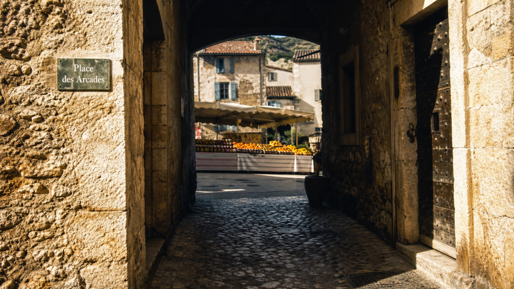 Biot vieux village : place des Arcades, portes fortifiées et verreries d’art