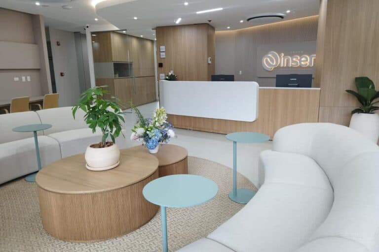 Recepción moderna con muebles minimalistas y plantas.