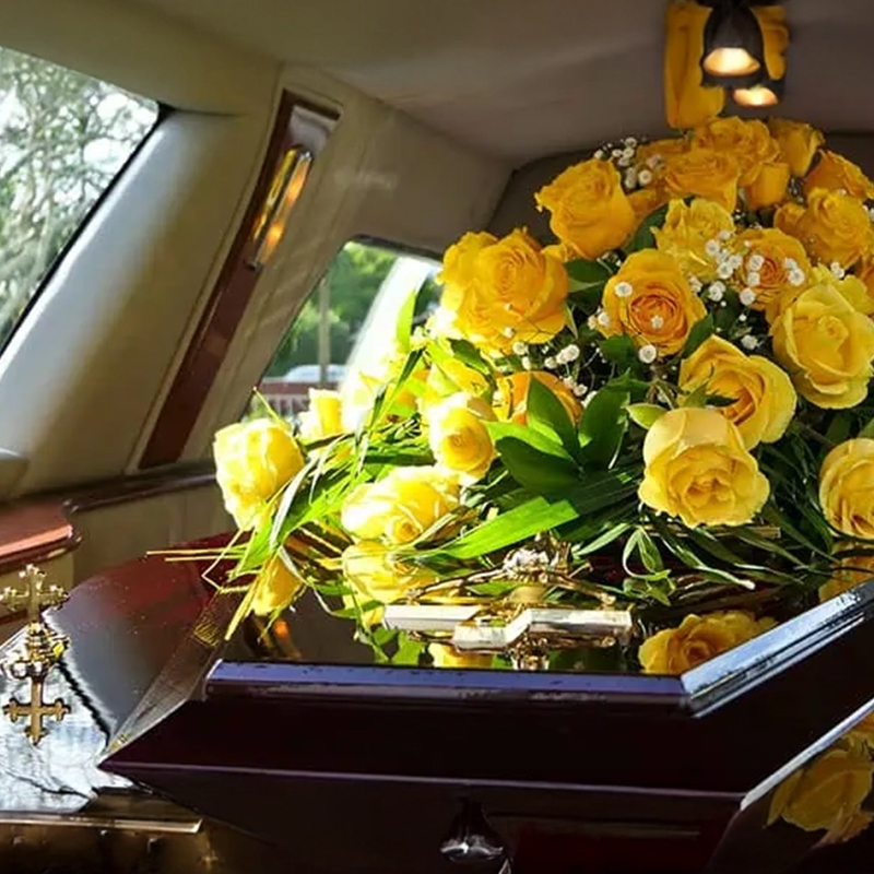 Add element I nostri servizi funebri completi: Impresa funebre Simonetta Marmi srl La nostra agenzia di pompe funebri Milano, Simonetta Marmi srl è un valido supporto per la fornitura di servizi funerari di qualità Nei momenti successivi alla scomparsa di una persona cara, la sensazione di smarrimento e la domanda "cosa fare adesso?" possono essere schiaccianti. La nostra agenzia di pompe funebri a Milano nasce per essere la risposta a questa domanda: un unico, solido supporto che vi solleva da ogni preoccupazione. I nostri servizi funebri completi sono pensati proprio per questo: gestire con minuziosa organizzazione ogni scelta e ogni fase del funerale. Dalla gestione delle pratiche burocratiche alla scelta della cerimonia più appropriata, dalla decisione tra sepoltura o cremazione all'organizzazione del trasporto della salma e della vestizione, fino alle composizioni floreali: pensiamo a tutto noi, sempre nel pieno rispetto delle volontà del defunto e dei familiari. Siamo operativi 24 ore su 24 su tutto il territorio di Milano e Provincia, pronti a intervenire con la stessa qualità di servizio sia in caso di decesso in abitazione che in ospedali, cliniche o case di cura. Chiama ora 02341972 Scrivici su WhatsApp Add element Add element Add element Organizzazione funerali completi con ogni rito Le scelte inerenti all’organizzazione del funerale riguardano principalmente il tipo di destinazione e la complessità del servizio funebre desiderato. Leggi di più Scopri di più Add element Add element Add element Servizio di Cremazione Il servizio di cremazione a Milano è oggi divenuta la scelta più comune anche per motivi culturali relativi alla possibilità di dare alle ceneri una destinazione diversa... Leggi di più Scopri di più Add element Add element Add element Allestimento camera ardente Simonetta Marmi S.r.l. si occupa anche di allestire la camera ardente, al fine di creare un ambiente elegante e sobrio dove parenti e amici possono dare l’ultimo saluto al compianto. Leggi di più Scopri di più Add element 1/3 Add Add element 1/1 Add 1/1 Add element Trasporti Funebri Nazionali e Internazionali