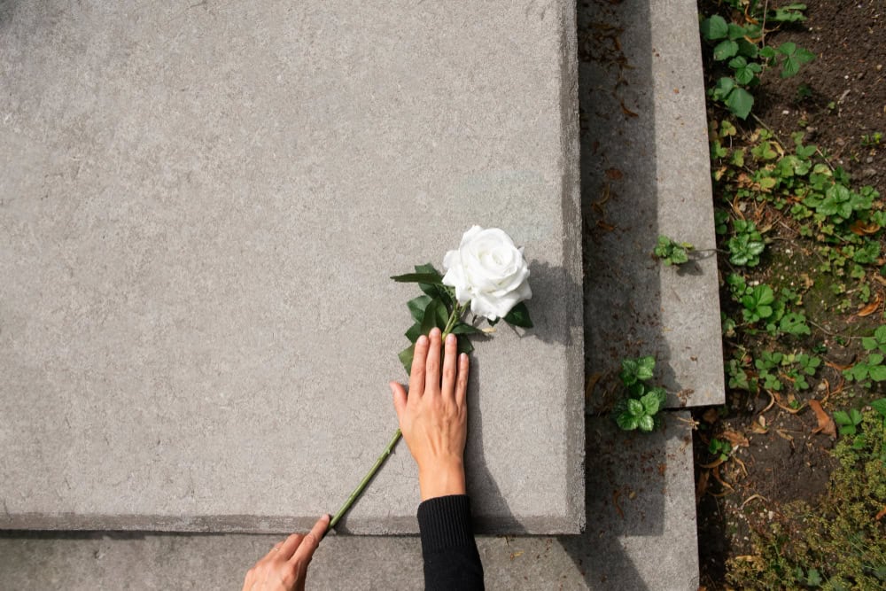 Manutenzione fiori sulle tombe cimitero a Milano