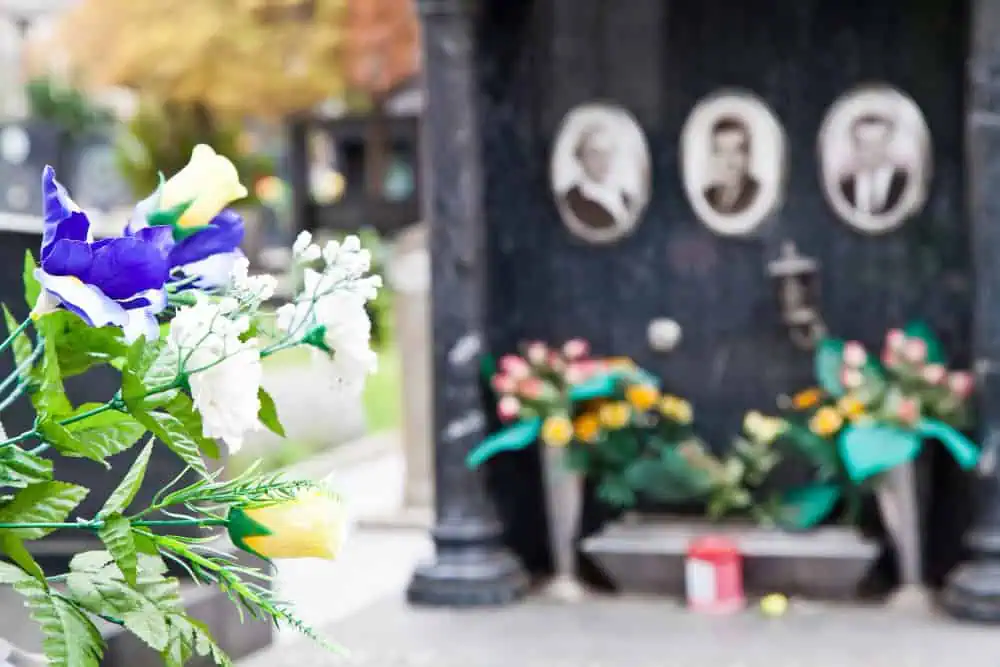 Fotoceramiche funerarie a Milano