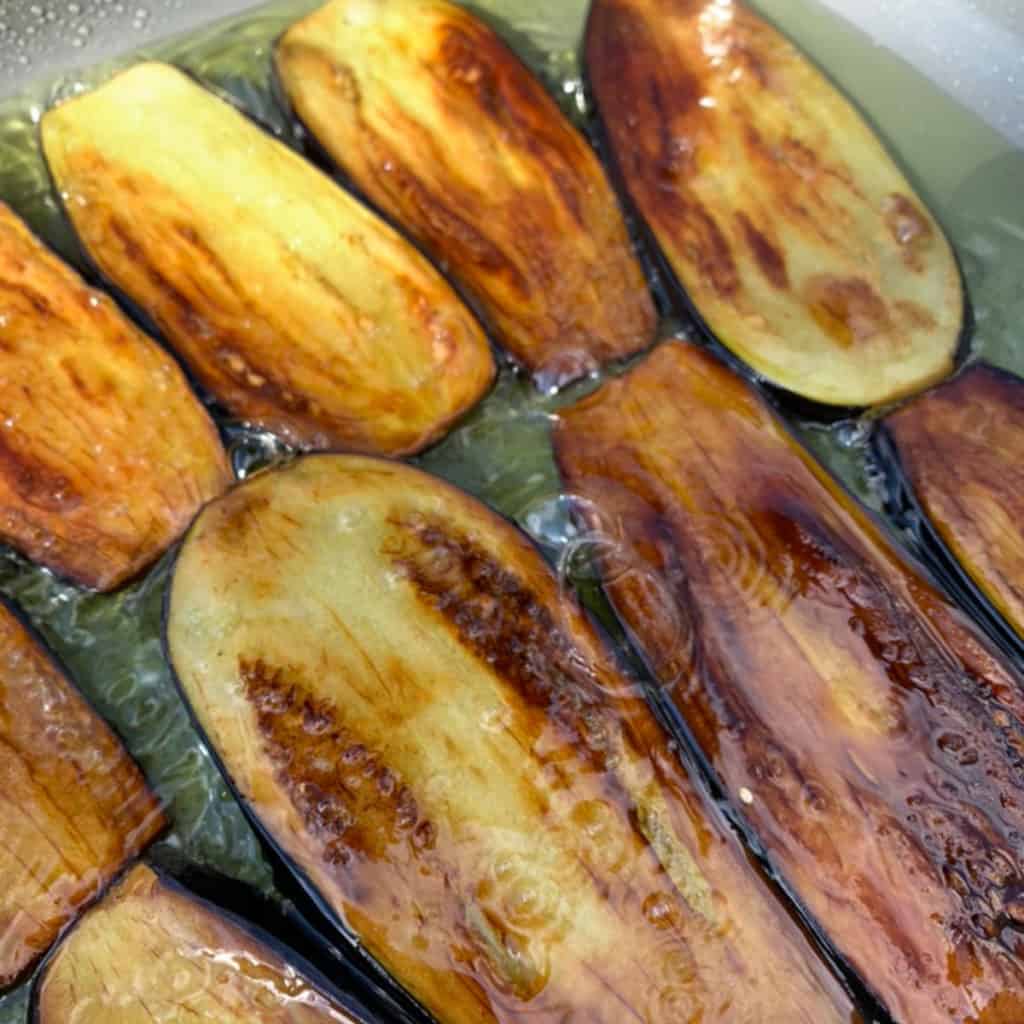 Frying the eggplants in the oil.