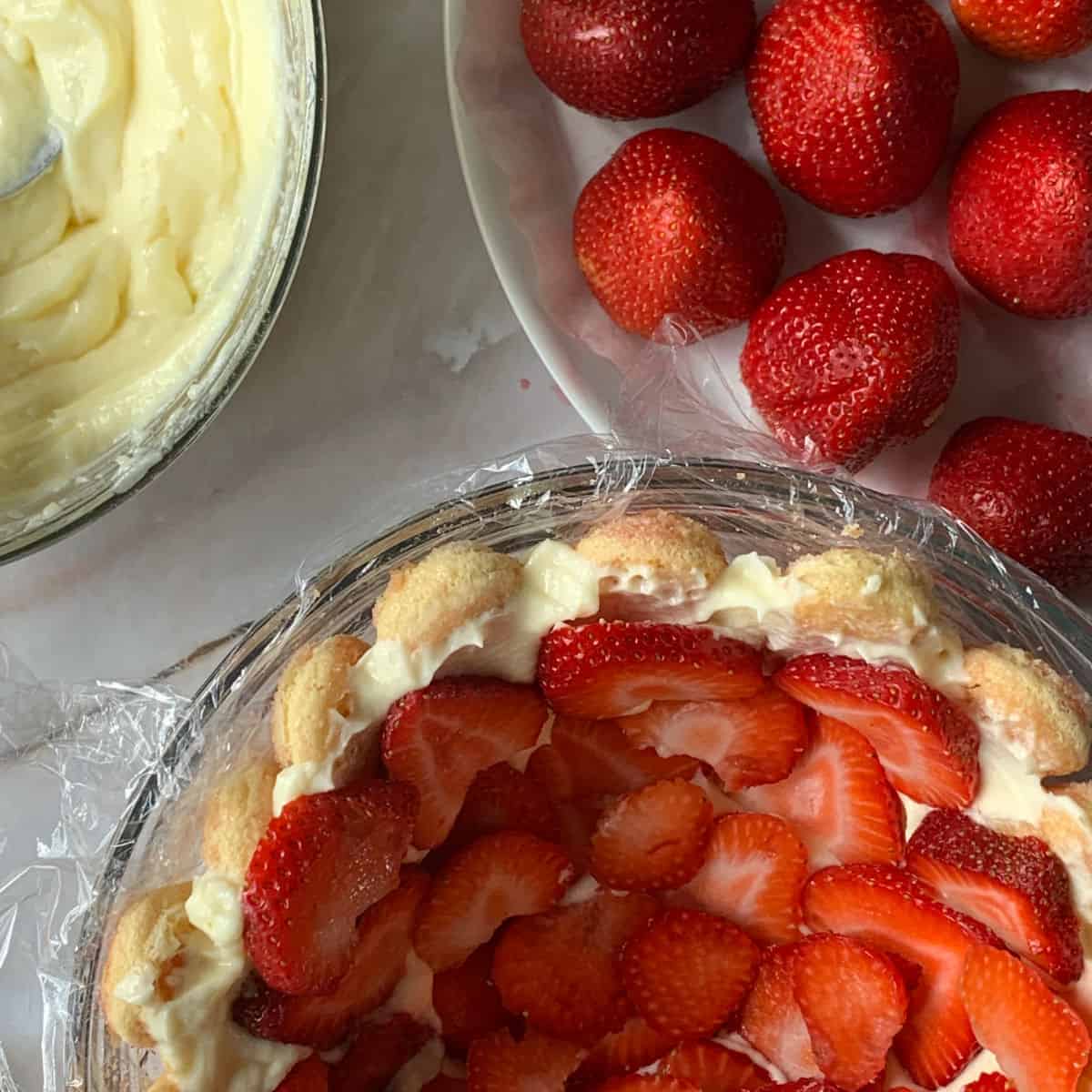 Layer of strawberries in the cake.