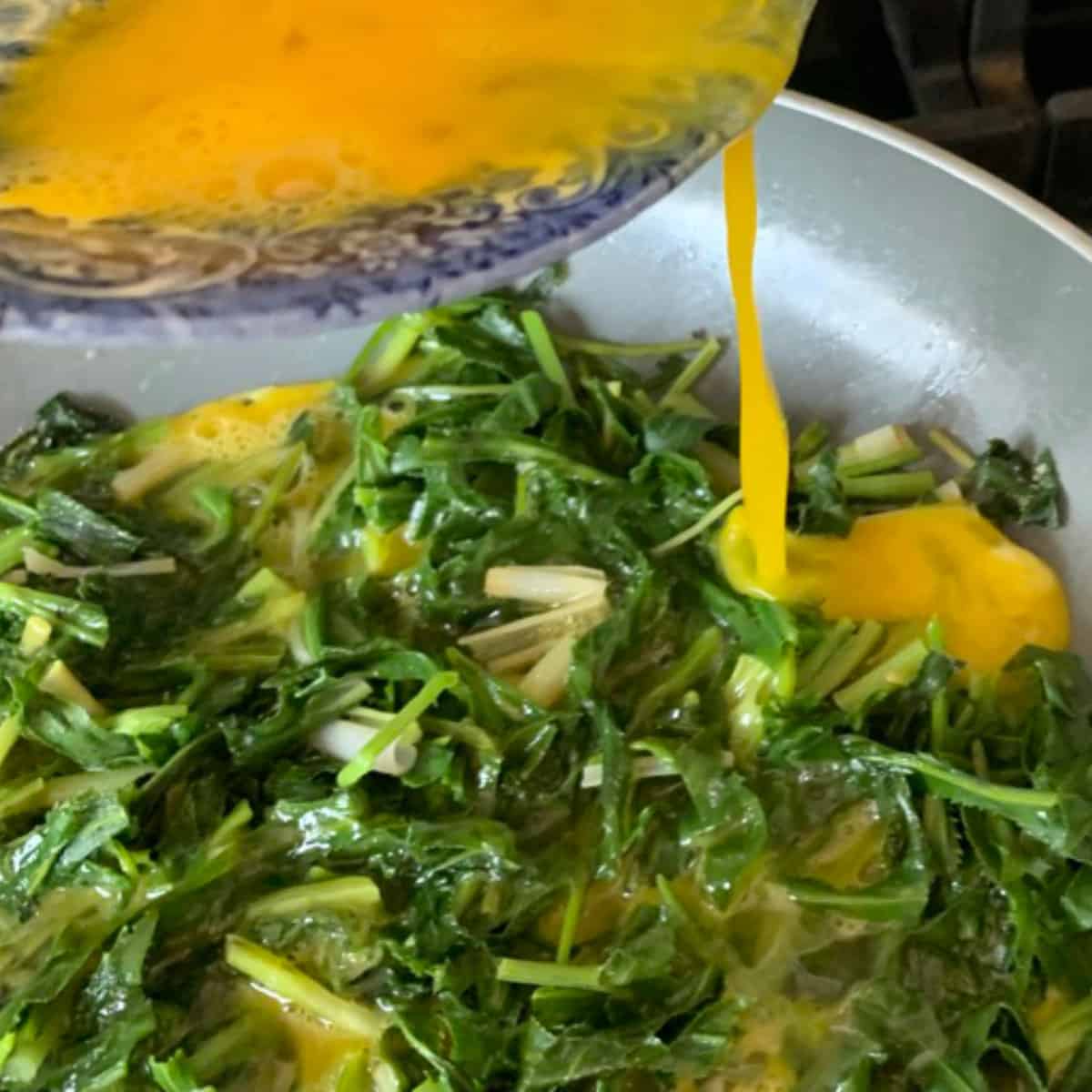 Adding eggs to sibekh.