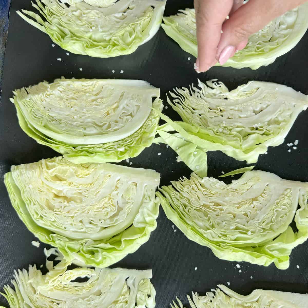 Sprinkling salt on the cabbage.
