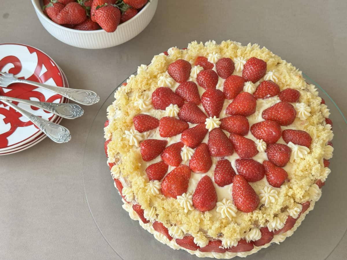 Top view of the strawberry cake.