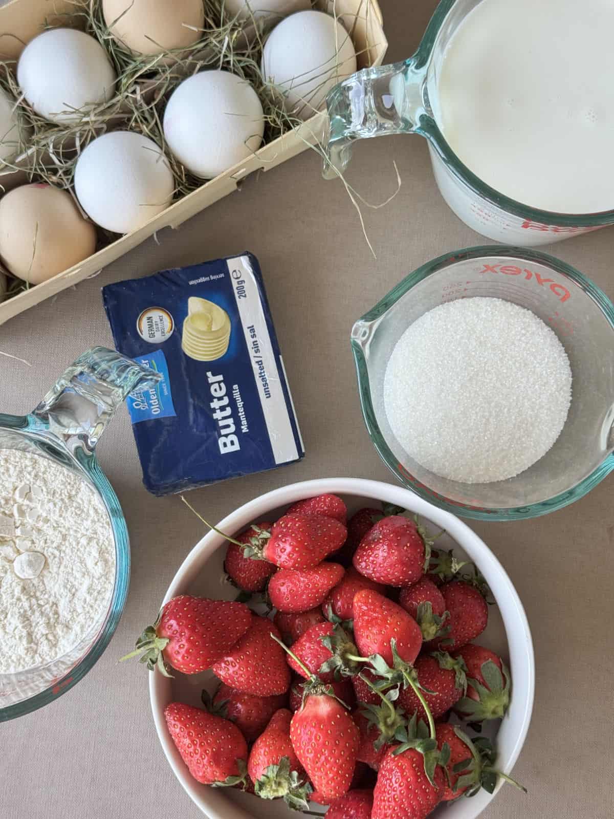 Strawberry cake ingredient list.