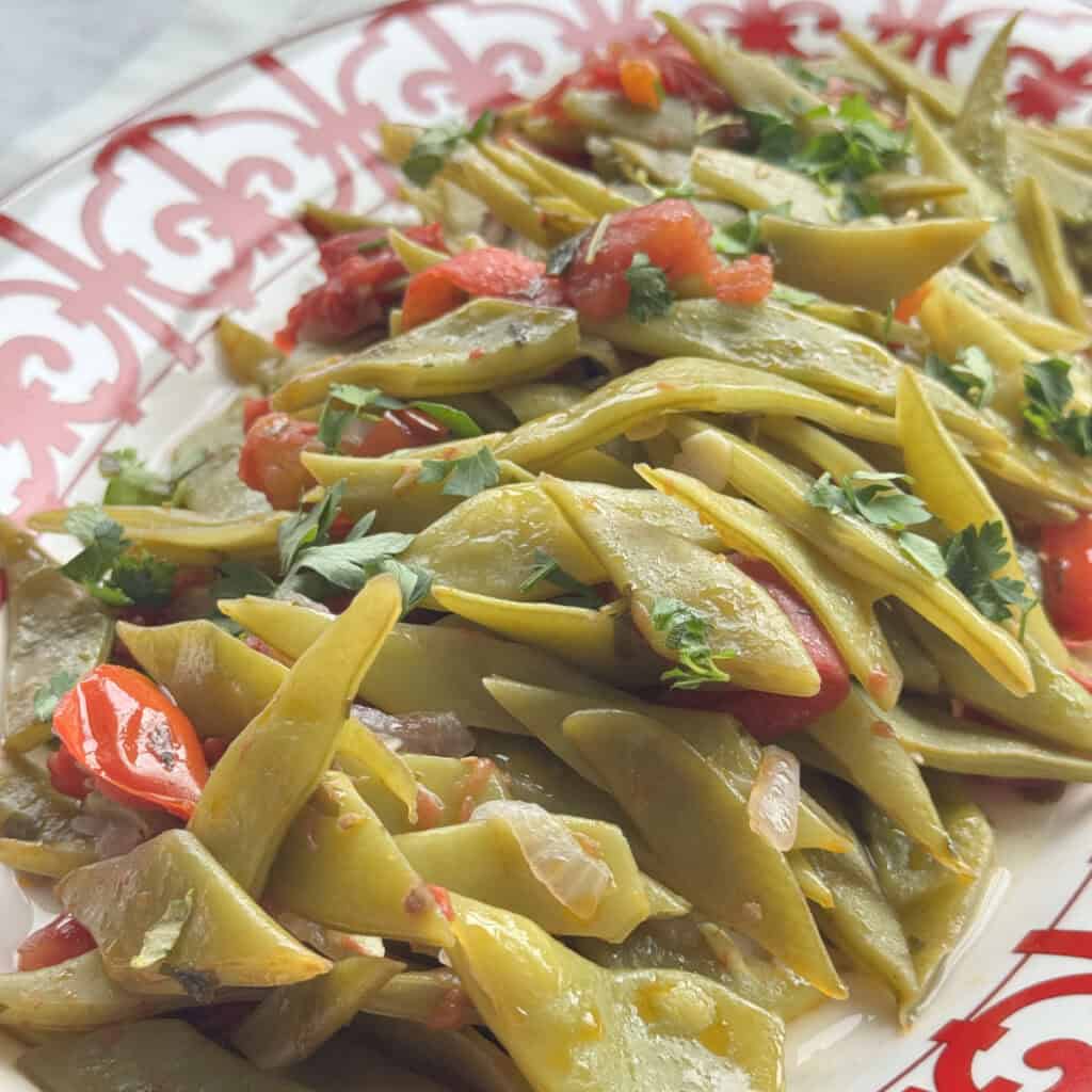 Close-up shotes of the green beans with tomatoes.