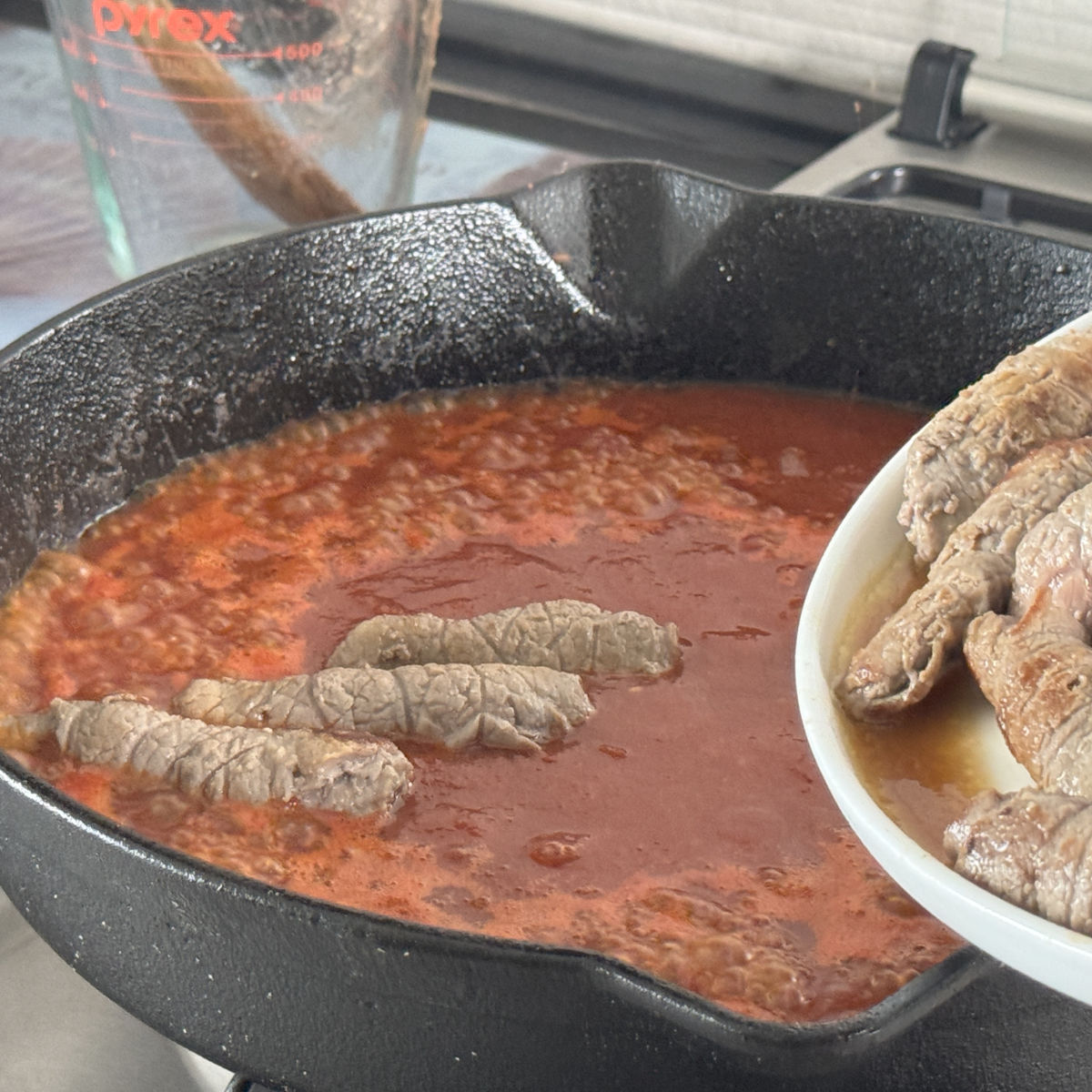 Process shots o making roasto, cooking in the tomato sauce.