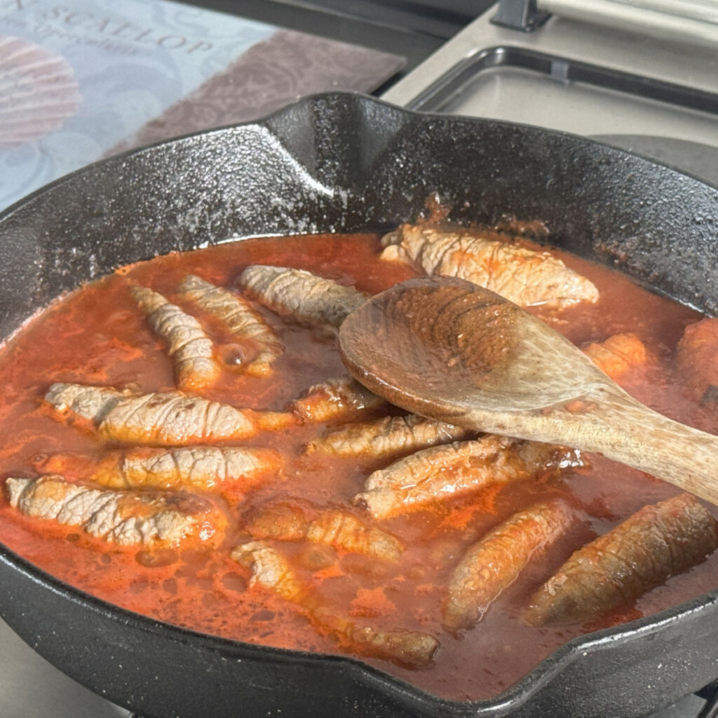 Process shots o making roasto, cooking in the tomato sauce.