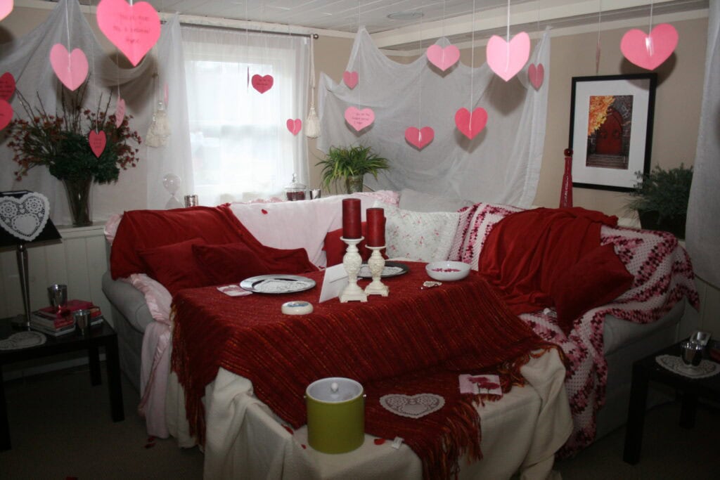 romantic decorating ideas for family room decorated with reds and pinks for Valentine's Day