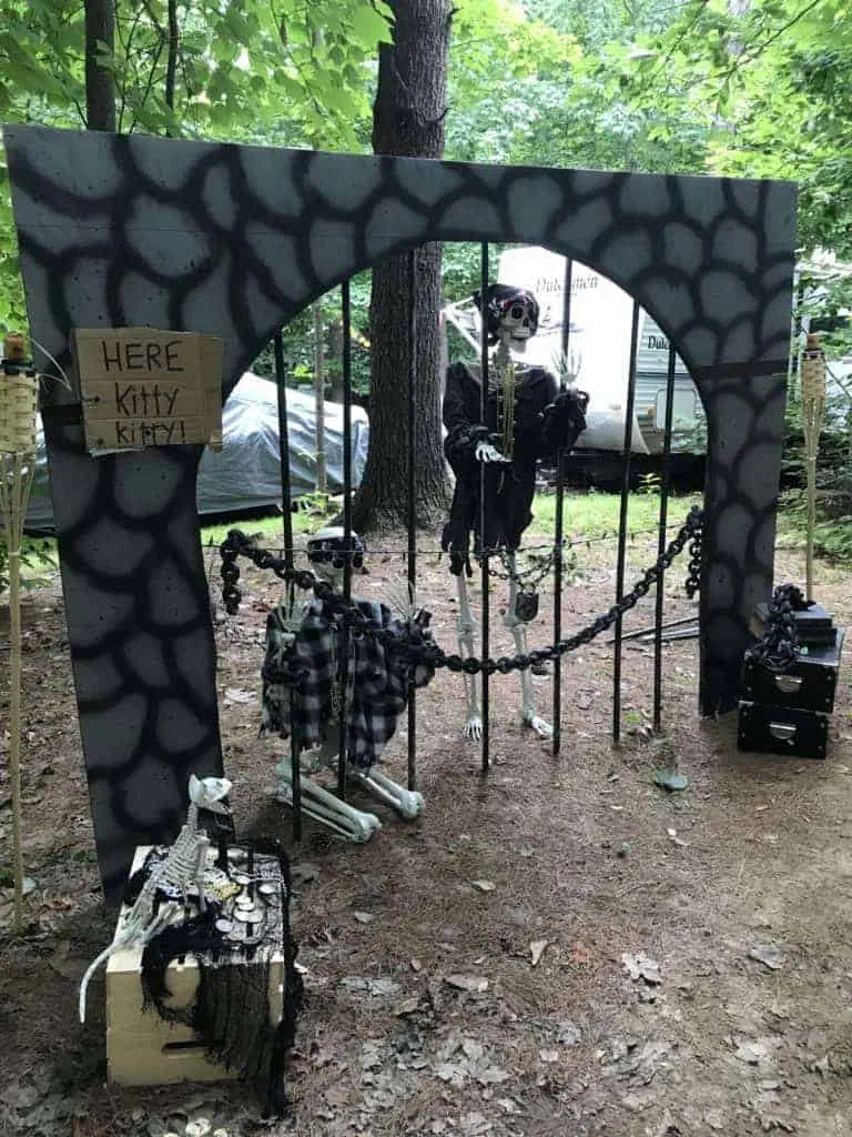 DIY pirate Halloween jail cell from Disney's Pirates of the Caribbean ride