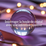 Interroger la boule de cristal voyance positive, boule transparente sur tissu violet, bougies et améthyste