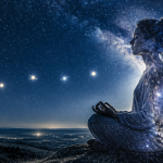 alignement des planètes signification spirituelle 2025 silhouette méditant