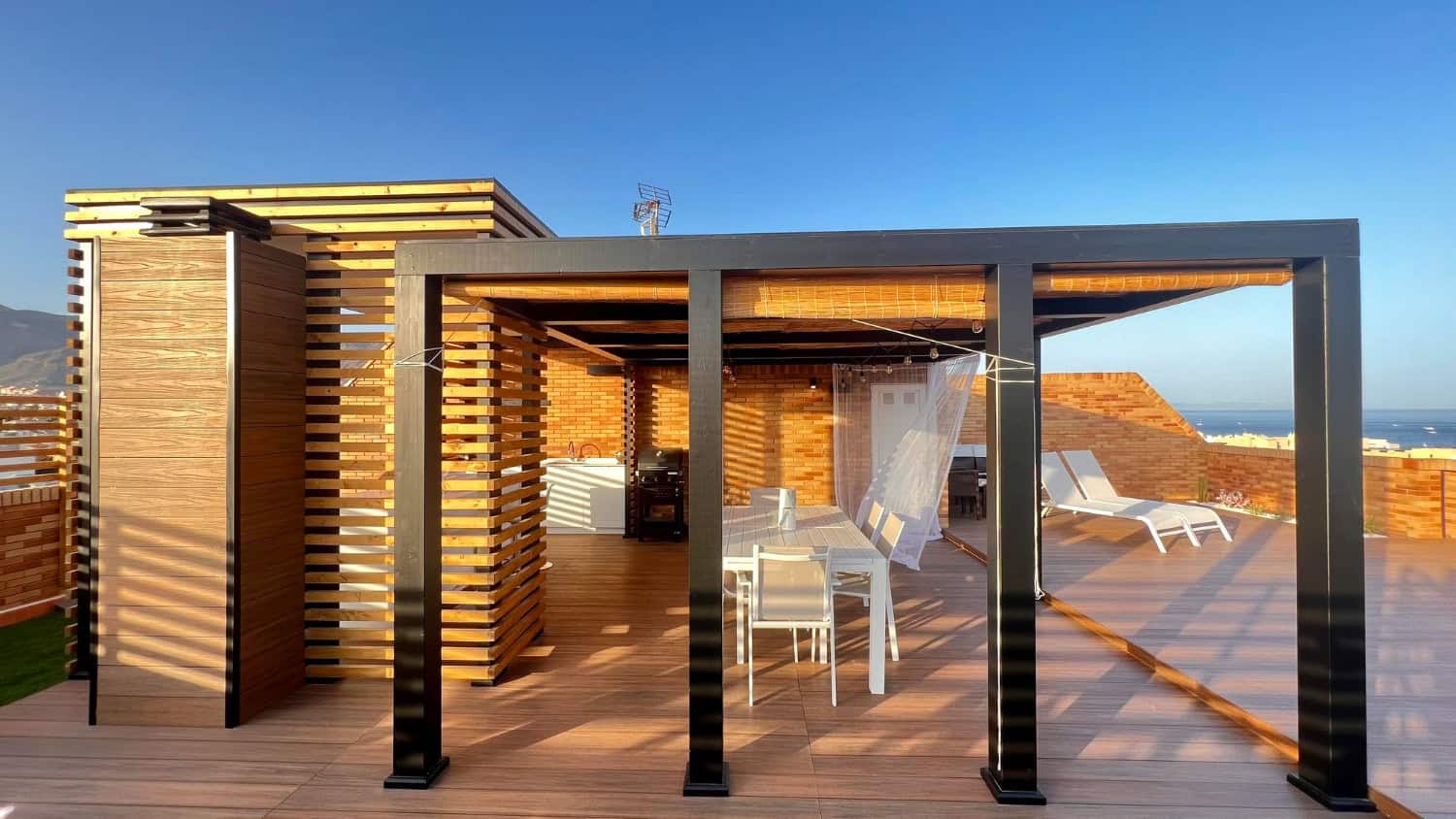 Pergola bioclimatica con copertura orientabile e vista panoramica mare, ideale per esterni eleganti e funzionali.