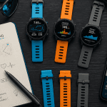 Comparatif montre running avec trois montres sport sur table