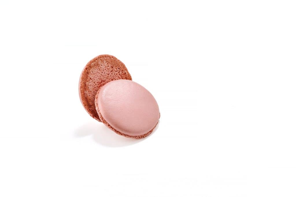 64 Raspberry Macaron Shells Ø6.9cm