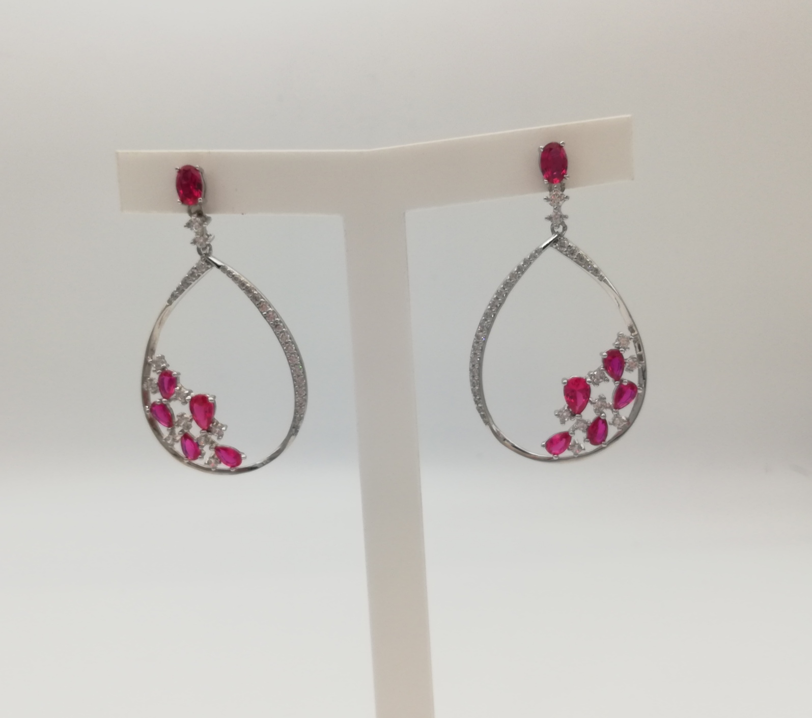 Orecchini Bysimon gioielli in argento e zirconi bianchi e color rubino
