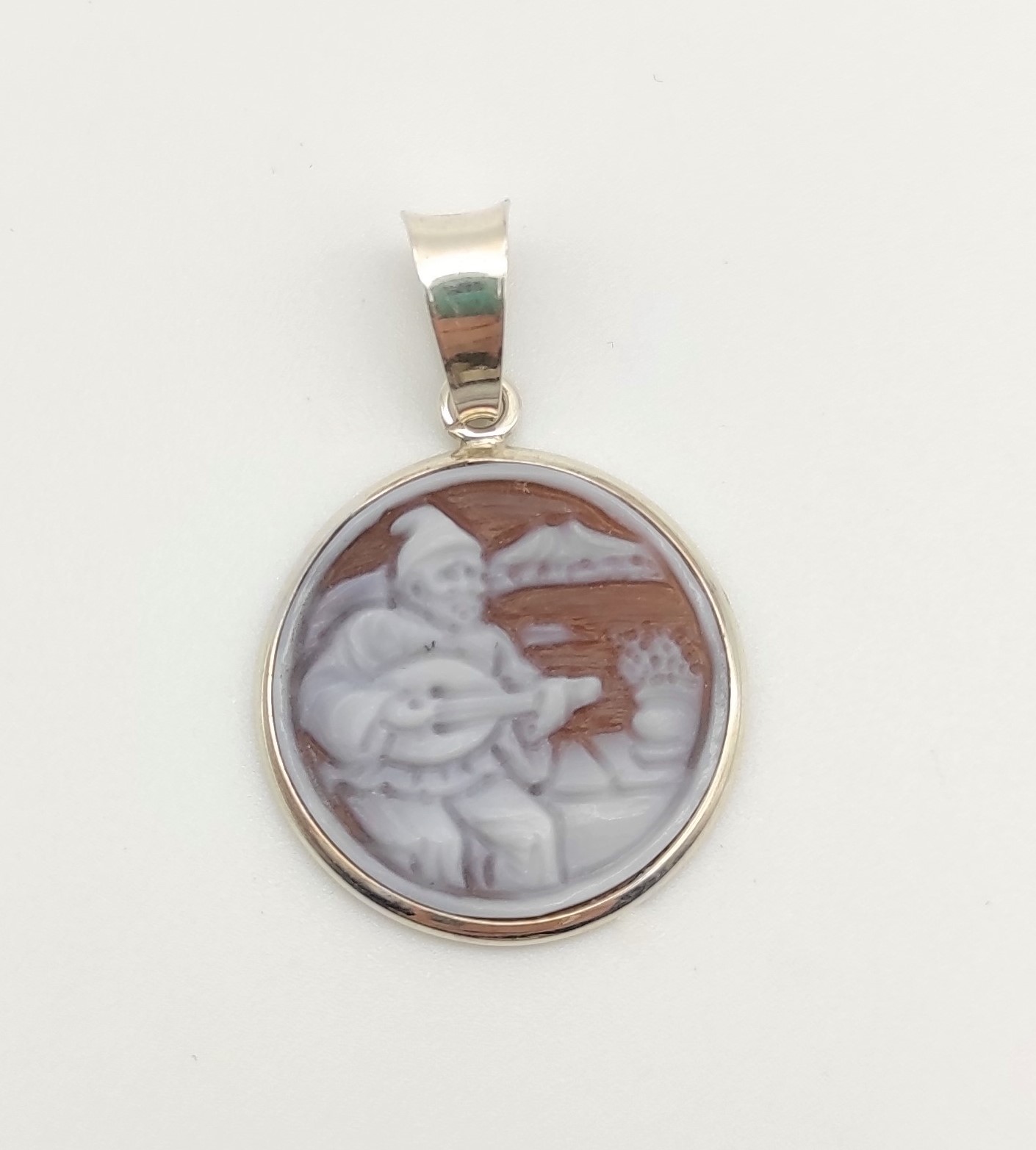 Pendente Pulcinella in argento e cammeo inciso a mano