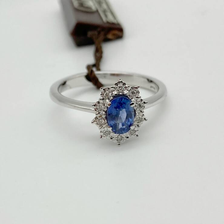 Anello in oro bianco con zaffiro naturale ovale e diamanti