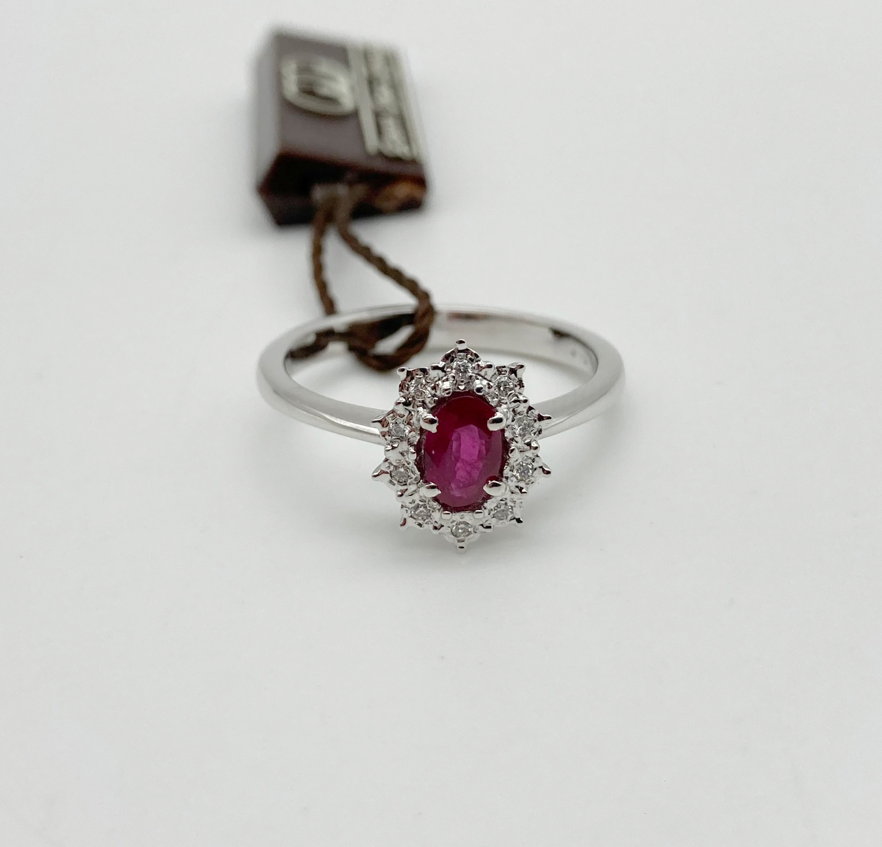 Anello in oro bianco con rubino naturale ovale e diamanti