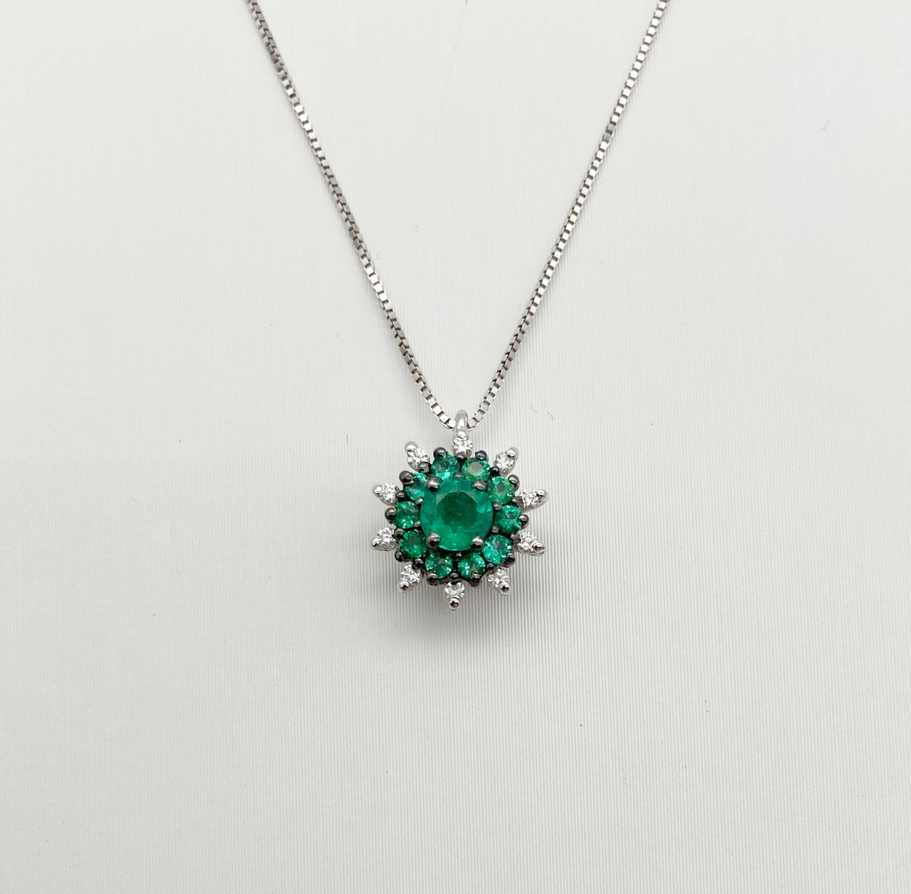 Collana in oro bianco con smeraldi e diamanti