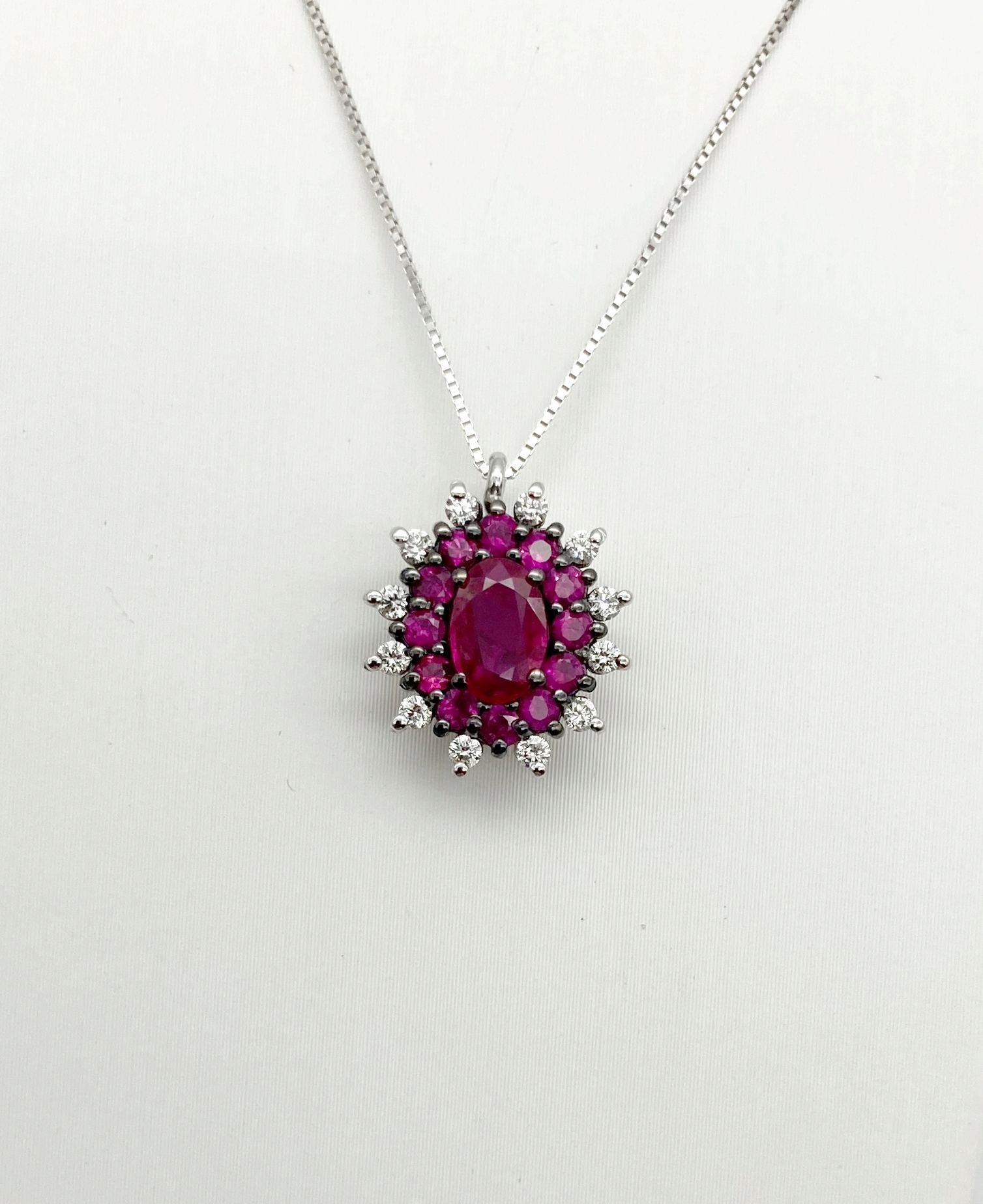 Collana in oro bianco con rubini e diamanti