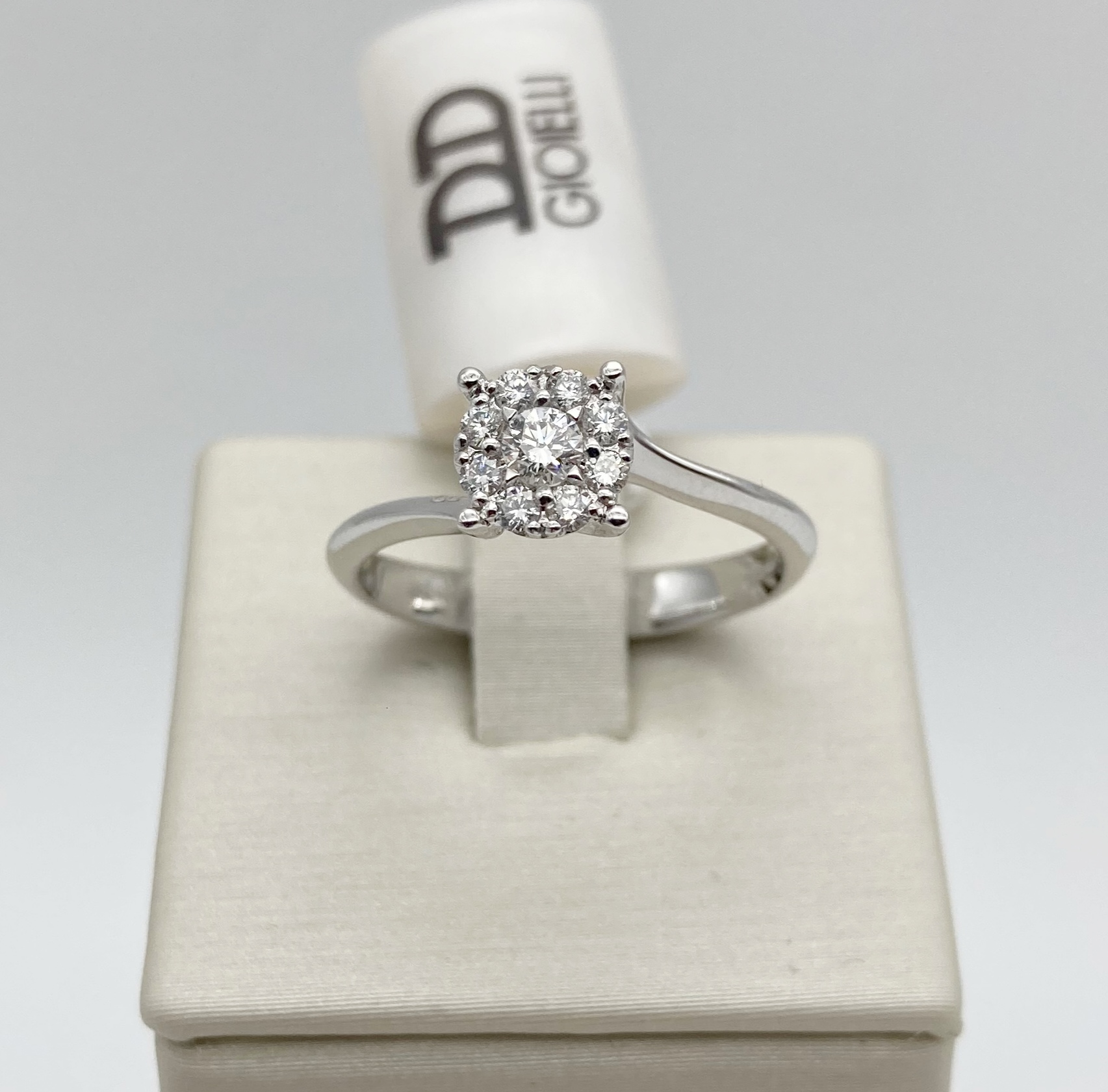 Anello solitario in oro bianco e diamanti Davite&Delucchi