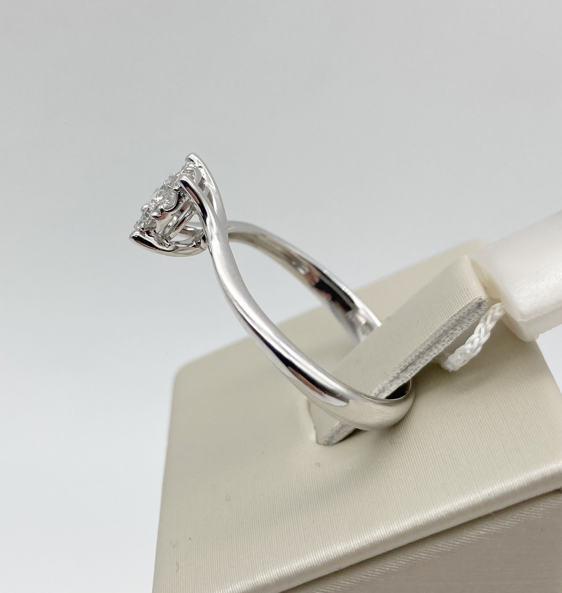 Anello solitario in oro bianco e diamanti Davite&Delucchi - immagine 3