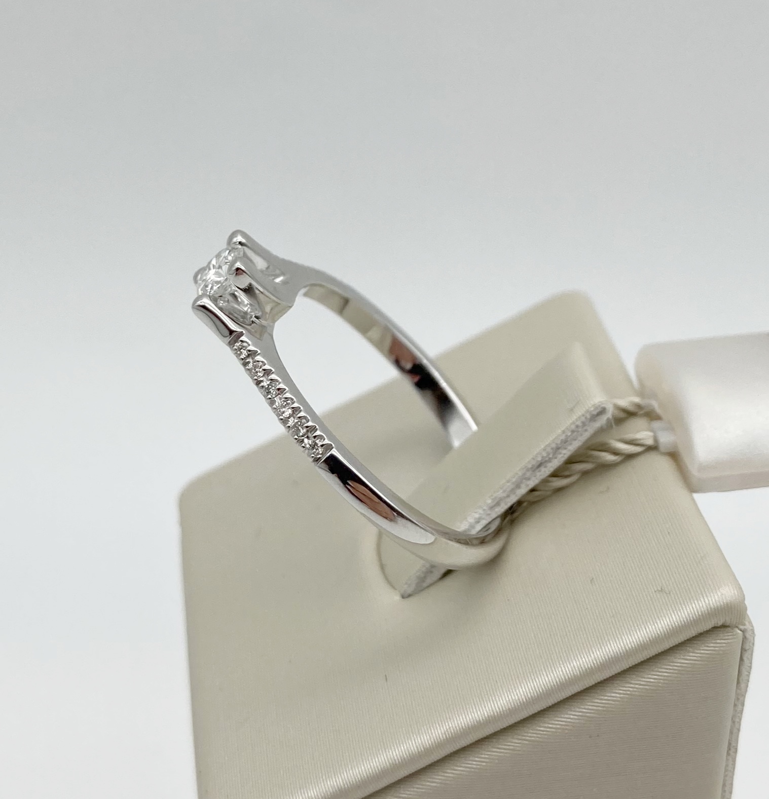 Anello solitario in oro bianco e diamanti Davite&Delucchi - immagine 3