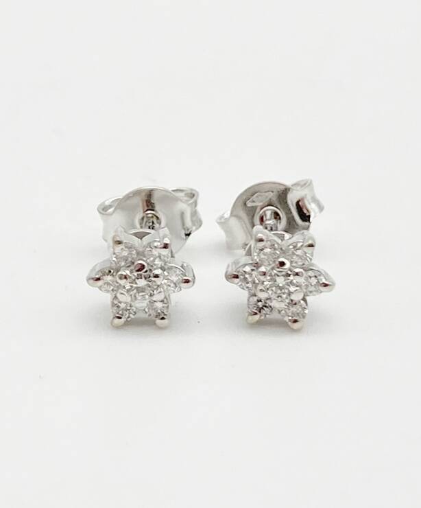 Orecchini con fiori in oro bianco e diamanti