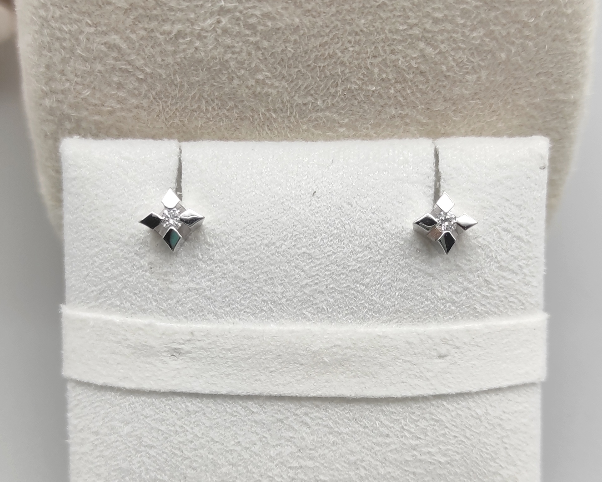 Orecchini punto luce con diamanti naturali 0,06ct