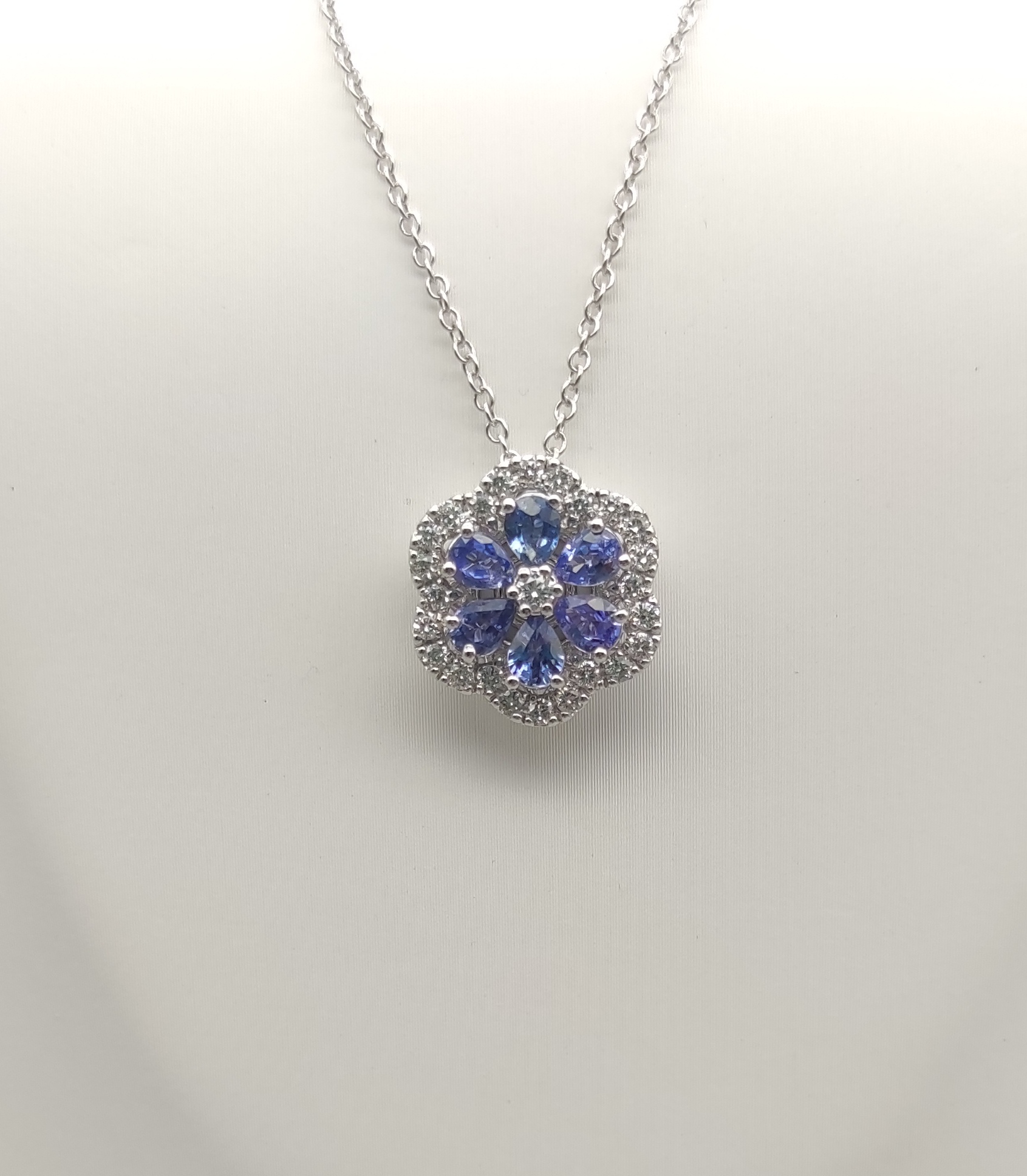 Collana con pendente fiore in zaffiri e diamanti Davide&Delucchi