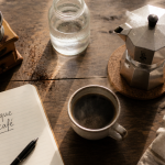 Cafetière italienne fonctionnement, table bois, accessoires café