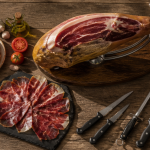 comment couper un jambon sur support avec couteaux