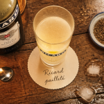 peut on boire du ricard pailleté verre sur table
