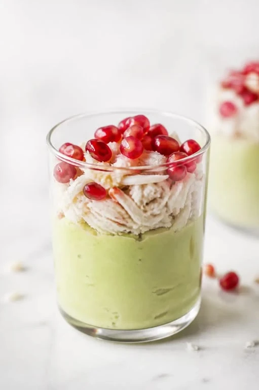 Verrine d'avocat au crabe et grenade, une idée d'entrée à l'avocat chic et fraîche