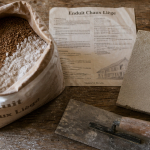 enduit chaux liege sac outils mur pierre