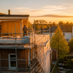 Surélévation maison et voisinage, échafaudage et ouvriers