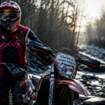 Pilote moto enduro boue forêt