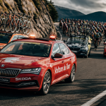voiture tour de france direction course sur route montagne