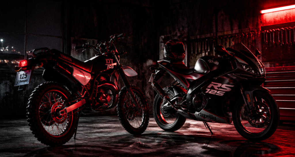Yamaha DT et Aprilia RS 125 2 temps dans un garage