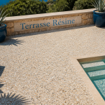 terrasse en résine avantage et inconvénient devant piscine