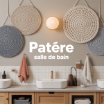 patere salle de bain sur mur décoré avec serviettes
