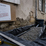 Drainage maison ancienne prix : tranchée, drain et gravier près de la maison