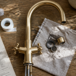 melangeur robinet cuisine laiton sur plan bois