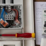 Comment brancher un radiateur électrique : bornier et serre-câble en gaine technique