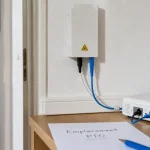 Où placer boitier fibre optique dans une maison : PTO sur mur avec câbles